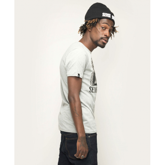 Mann trägt graues Original Logo VETEMENTS T-Shirt aus Premium-Baumwolle, lässiger urbaner Streetwear-Stil