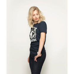 Blonde Frau trägt marineblaues T-Shirt mit Logo, lässiger und moderner Stil für die Kollektion