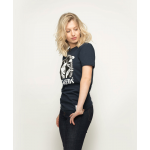 Blonde Frau trägt marineblaues T-Shirt mit Logo, lässiger und moderner Stil für die Kollektion