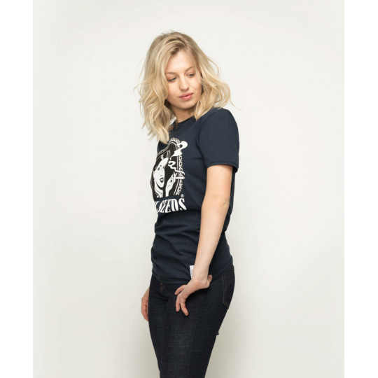 Blonde Frau trägt marineblaues T-Shirt mit Logo, lässiger und moderner Stil für die Kollektion