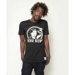 Mann trägt schwarzes Original Logo T-Shirt, das die mysteriöse Kollektion seltener Samen repräsentiert