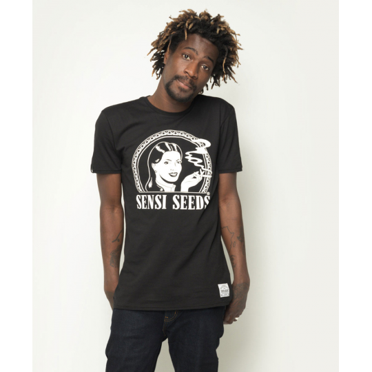 Mann trägt schwarzes Original Logo T-Shirt, das die mysteriöse Kollektion seltener Samen repräsentiert