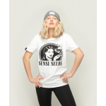 Frau trägt weißes Original Logo T-Shirt mit grauer Kappe, moderner unisex Schnitt
