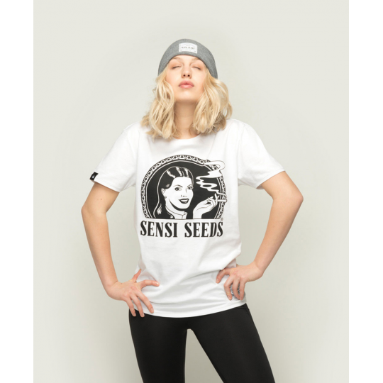 Frau trägt weißes Original Logo T-Shirt mit grauer Kappe, moderner unisex Schnitt
