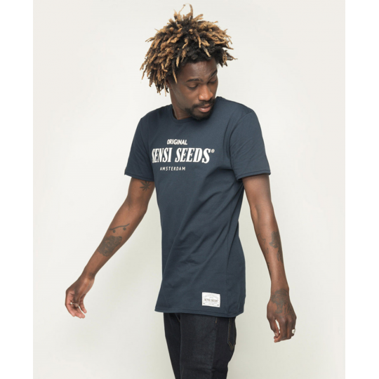 Junger Mann trägt marineblaues Original Sports T-Shirt aus Baumwolle, Regular Fit mit kurzen Ärmeln