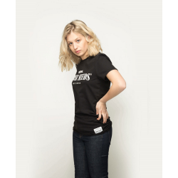 Original schwarzes Sport T-Shirt getragen von einer blonden Frau, Regular Fit aus atmungsaktivem Polycotton
