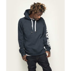 Junger Mann trägt marineblauen Original Hoodie mit weißer Kordel und Kängurutasche, lässig