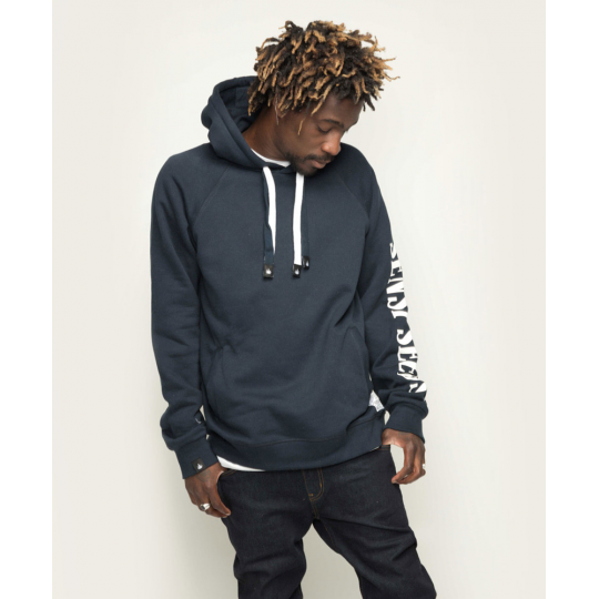 Junger Mann trägt marineblauen Original Hoodie mit weißer Kordel und Kängurutasche, lässig