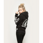 Junge blonde Frau trägt schwarzen unisexen Hoodie aus Sweatstoff, bequemer gerader Schnitt