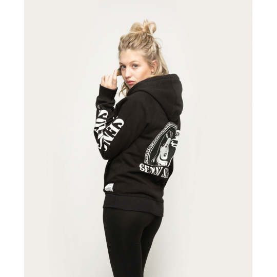Junge blonde Frau trägt schwarzen unisexen Hoodie aus Sweatstoff, bequemer gerader Schnitt