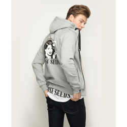 Junger Mann trägt graumelierten Zip-Hoodie mit Aufdruck, lässiger Casual-Stil