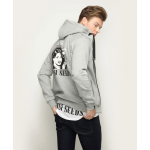 Junger Mann trägt graumelierten Zip-Hoodie mit Aufdruck, lässiger Casual-Stil