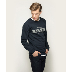 Mann trägt marineblaues Rundhals-Sweatshirt aus French Terry mit Aufschrift, bequemer Regular Fit