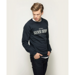 Mann trägt marineblaues Rundhals-Sweatshirt aus French Terry mit Aufschrift, bequemer Regular Fit