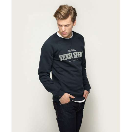 Mann trägt marineblaues Rundhals-Sweatshirt aus French Terry mit Aufschrift, bequemer Regular Fit