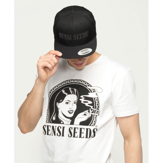 Mann trägt schwarze Limited Edition Snapback-Kappe und weißes Sensi Seeds T-Shirt, authentischer urbaner Streetwear-Stil