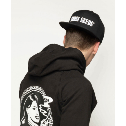 Mann trägt schwarz-weiße Limited Edition Snapback-Kappe mit 3D-Stickerei und Streetwear-Hoodie
