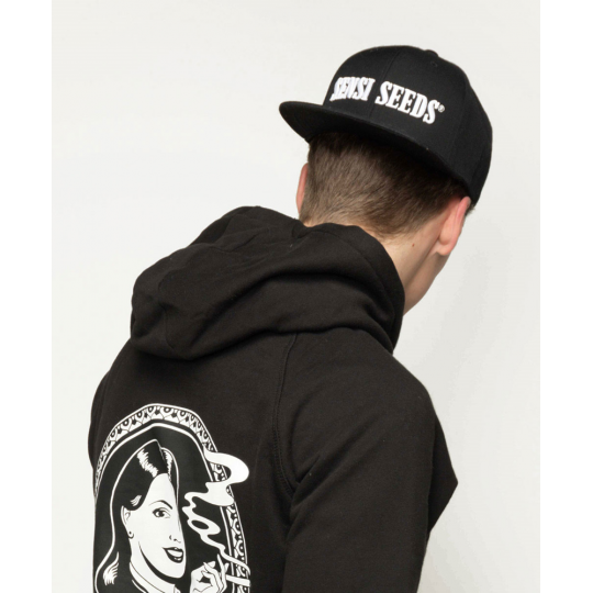 Mann trägt schwarz-weiße Limited Edition Snapback-Kappe mit 3D-Stickerei und Streetwear-Hoodie