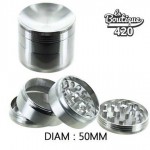 Curved 50 Silver Grinder aus eloxiertem Aluminium 50mm mit Pollenfänger und inklusiver Spatel