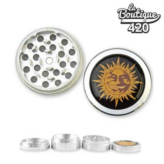 4-teiliger Barney's Farm Metallgrinder aus Aluminium mit integriertem Sieb und graviertem goldenem Sonnen-Design