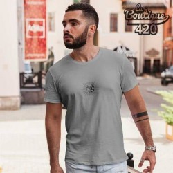 Mann im Grey Scale Logo Barney's Farm T-Shirt aus zertifizierter Bio-Baumwolle, offizielles Merchandising