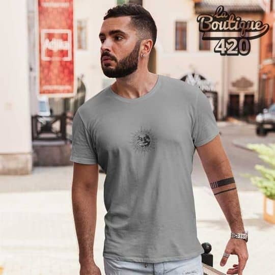 Mann im Grey Scale Logo Barney's Farm T-Shirt aus zertifizierter Bio-Baumwolle, offizielles Merchandising