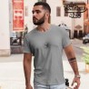 Mann im Grey Scale Logo Barney's Farm T-Shirt aus zertifizierter Bio-Baumwolle, offizielles Merchandising