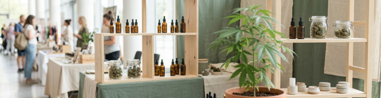 Stand CBD Expo avec huiles, fleurs de chanvre et cosmétiques