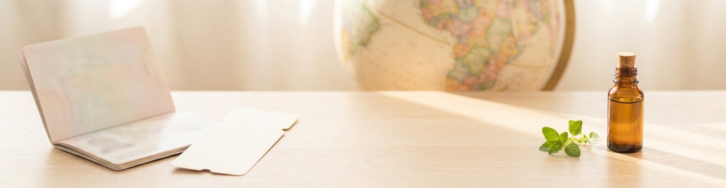 Passeport, carte du monde et flacon de CBD pour préparer un voyage