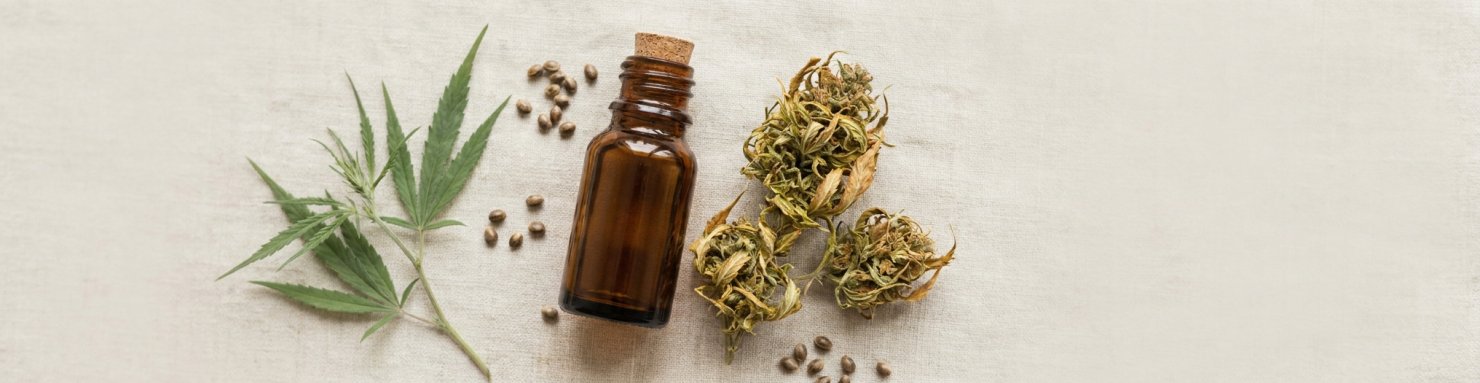 Fleurs de chanvre séchées et flacon évoquant le CBL, cannabinoïde mineur du cannabis