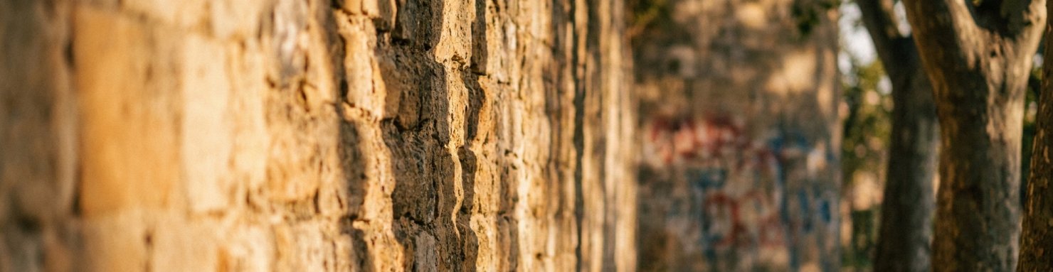 Mur urbain français au coucher du soleil évoquant l'argot du mot chichon