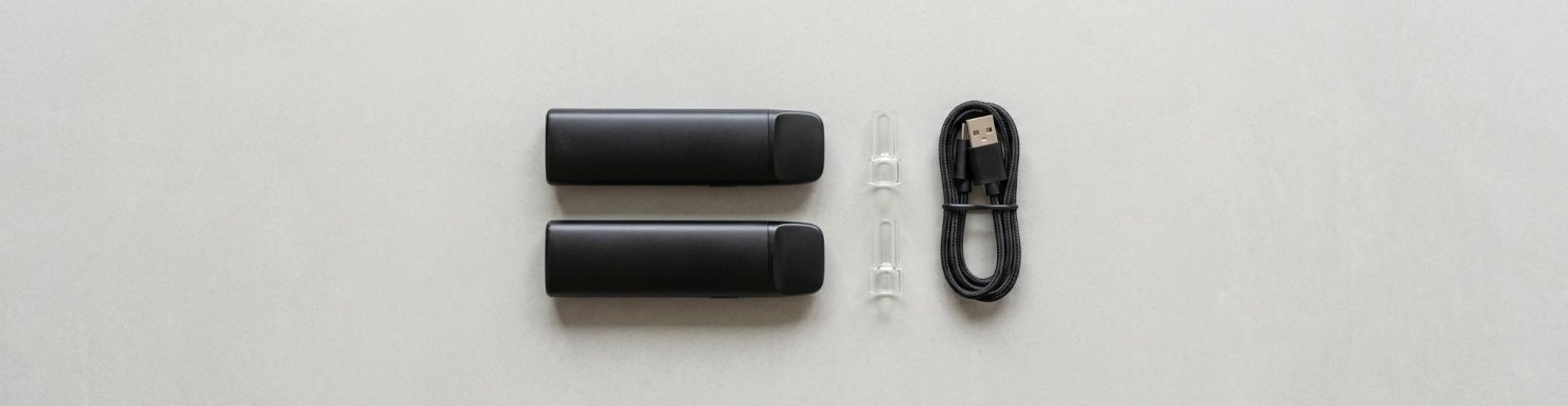 Comparatif de deux vaporisateurs portables noirs côte à côte avec câble USB-C
