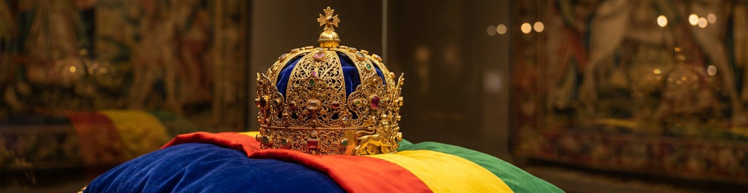 Couronne impériale d'Éthiopie et drapeau aux couleurs rastafari, symboles du couronnement de Hailé Sélassié Ier en 1930