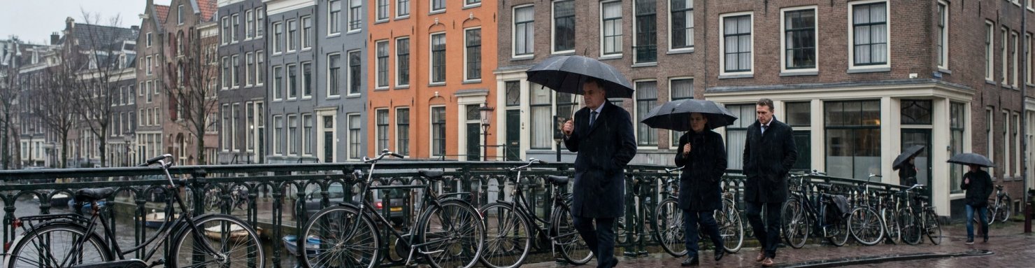 Canal d'Amsterdam au crépuscule symbolisant l'évaluation 2028 du wietexperiment par les institutions néerlandaises