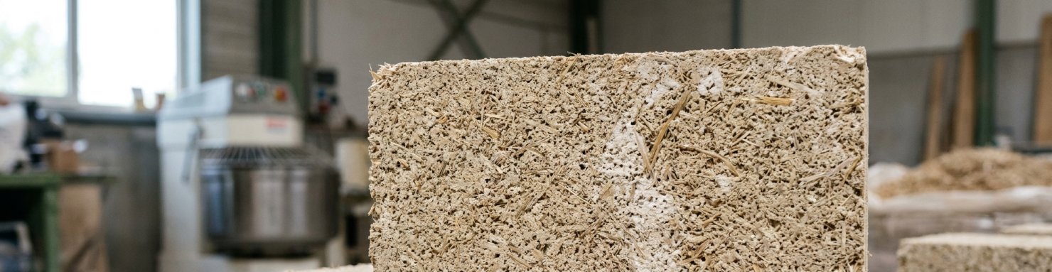 Fabrication du bloc de chanvre IsoHemp : chènevotte et chaux compactées en atelier industriel belge