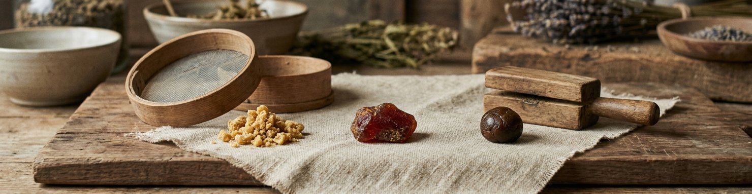 Hash marocain blond, rouge ambré et brun pressé sur tamis traditionnel, catégories de résine du Rif