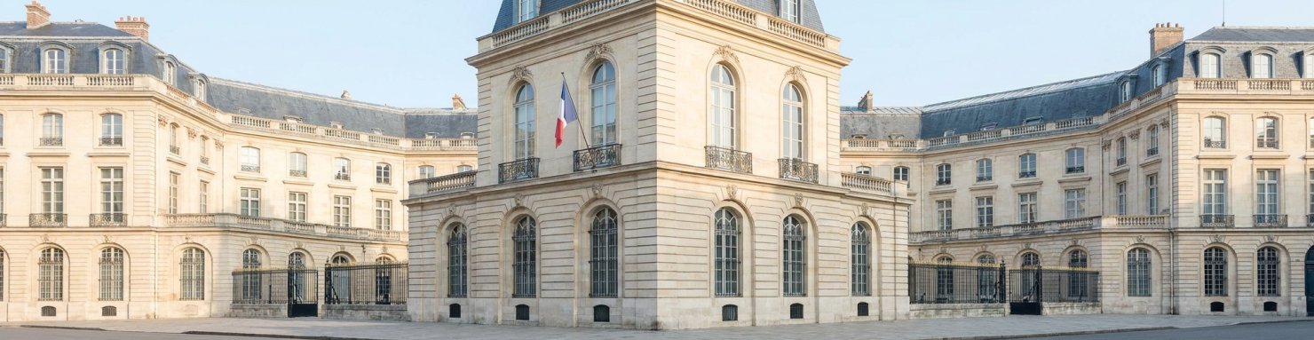 Façade d'un bâtiment institutionnel français, repère de l'histoire de la MILDECA