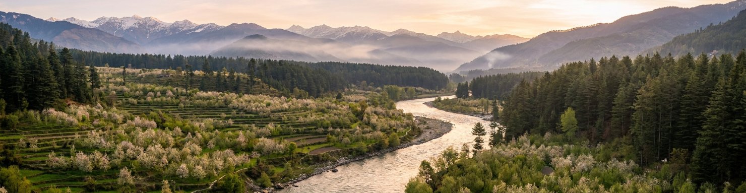 Vallée de Kullu paysage himalayen, rivière Beas et terrasses dans le Himachal Pradesh