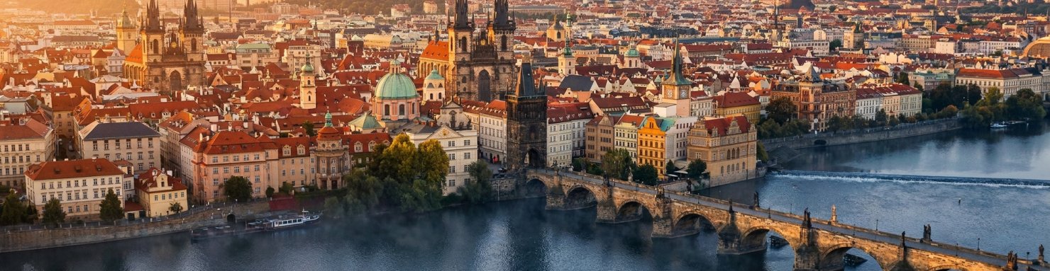 Cadre juridique du cannabis en République tchèque, skyline historique de Prague au coucher de soleil
