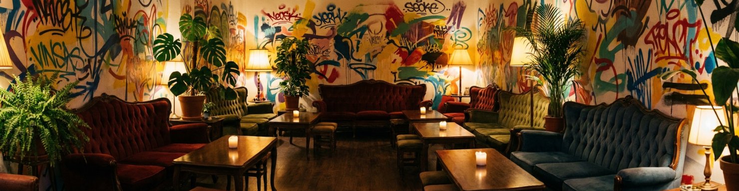 Ambiance intérieure typique d'un cannabis social club barcelonais comme Mano Verde Barcelone