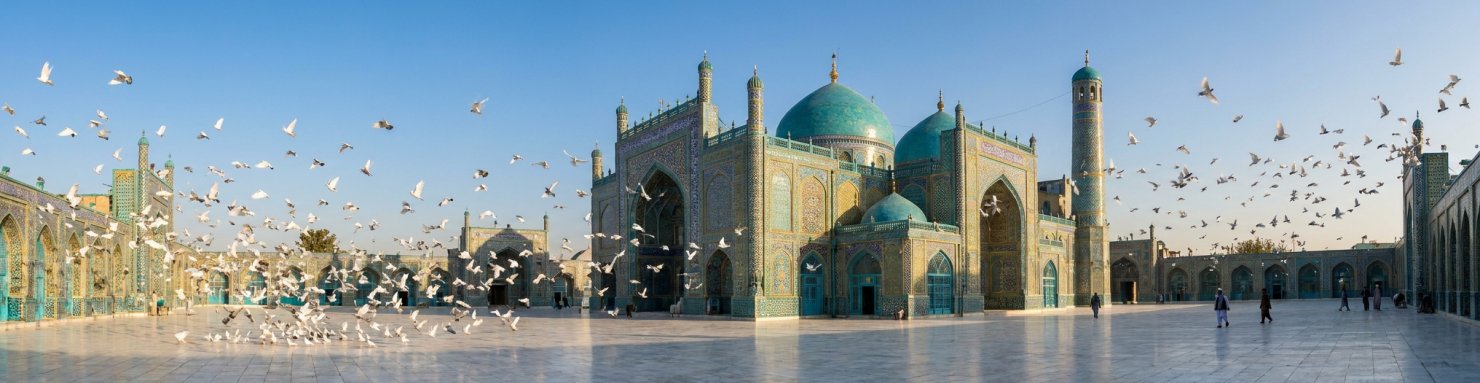 Mosquée bleue de Mazar-i-Sharif, sanctuaire de Hazrat Ali aux faïences turquoise et pigeons blancs dans la cour
