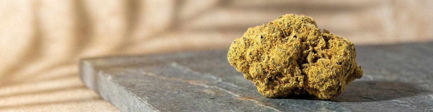 Moon rock de cannabis, concentré premium enrobé de kief doré