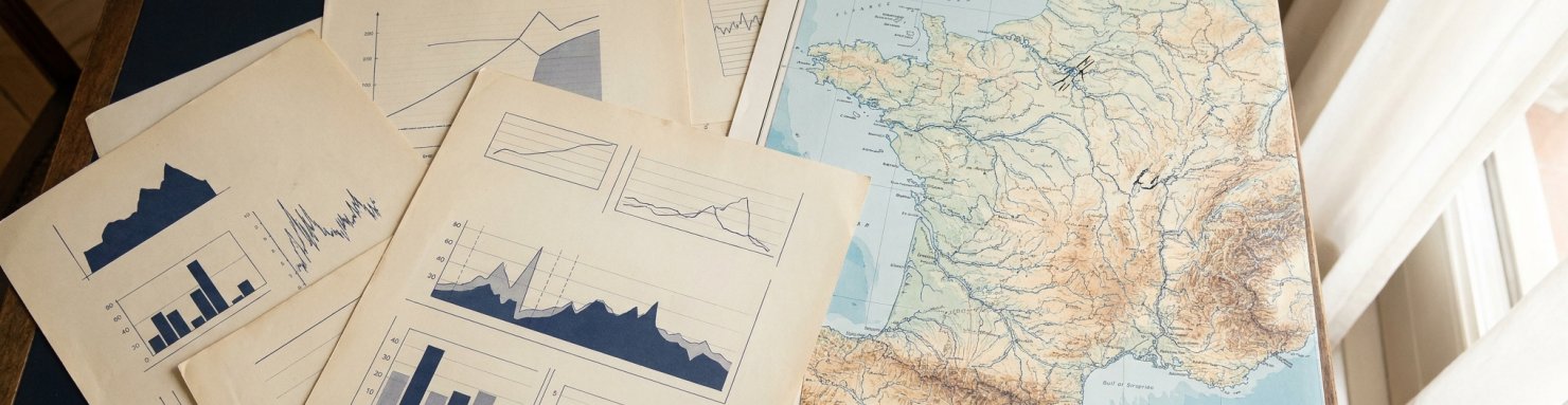 Bureau d'observatoire scientifique avec rapports et carte de France illustrant les missions de l'OFDT