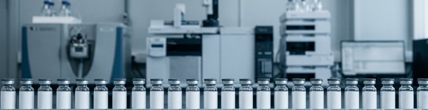 Flacons et instruments de laboratoire de toxicologie illustrant le dispositif SINTES d'analyse des substances