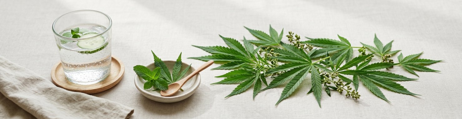Feuilles de cannabis et verre d'eau, autres causes de yeux rouges