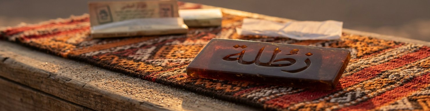 Étymologie arabe du mot zetla : calligraphie maghrébine et héritage du haschich