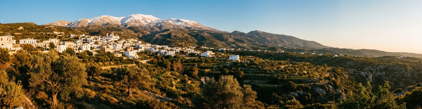 Village crétois au pied du Psilorítis, paysage du hachich crétois traditionnel